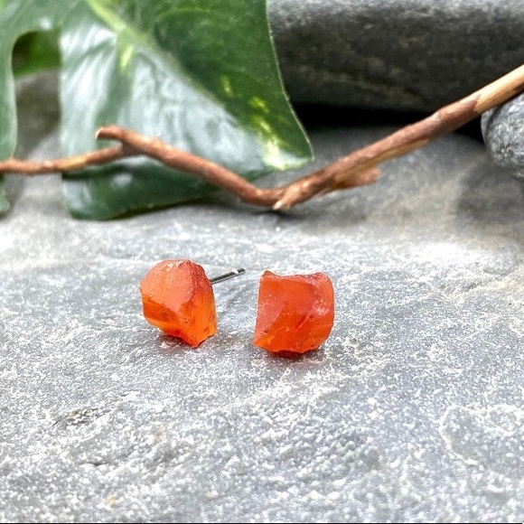 🆕 Raw Carnelian Crystal Stud Gemstone Earrings - Picture 2 of 3